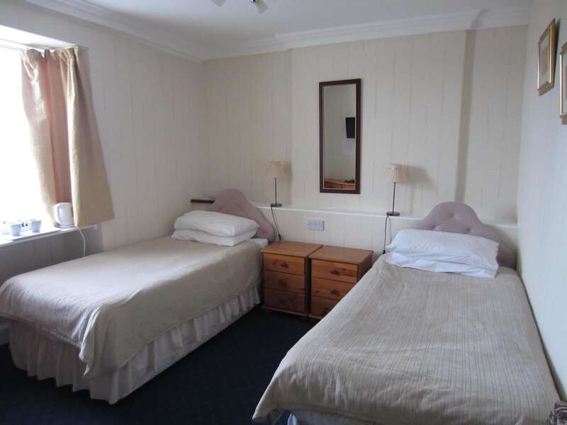 Small Twin Ensuite Room (inc. Breakfast)